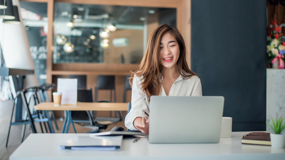 a girl working on SEO 